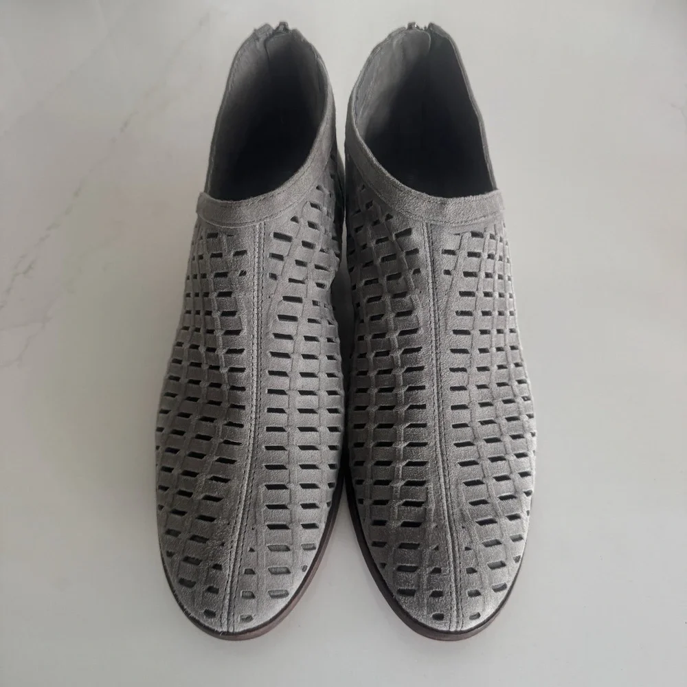 Vince Camuto Pekkan Ankle Bootie Women 8 Grey Perforated Suede‎ Block Heel
